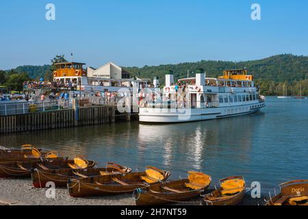 Bowness, Blick im Sommer auf ein Ausflugsboot, das an einem Anlegesteg in Bowness-on-Windermere, einem malerischen Dorf am Lake Windermere, Lake District, England, liegt Stockfoto