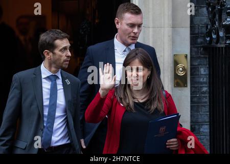 London, Großbritannien. 23rd. November 2021. Tzipi Hotovely (r), israelische Botschafterin im Vereinigten Königreich, winkt, als sie die Downing Street 10 verlässt, als Teil einer Delegation, die den israelischen Präsidenten Isaac Herzog zu einem Treffen mit dem britischen Premierminister Boris Johnson begleitet. Präsident Herzog hat die Entscheidung des Vereinigten Königreichs begrüßt, den politischen Flügel der Hamas zu einer Terrororganisation zu ernennen und ihre Unterstützung zu verbieten, und es wird erwartet, dass er die britische Regierung dazu drängen wird, ihre Politik gegenüber dem Iran aggressiver zu machen. Kredit: Mark Kerrison/Alamy Live Nachrichten Stockfoto