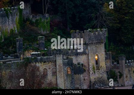 Telefoto Abend Ansicht von Gwrych Castle eine Woche bevor ich ein Promi bin Get Me Out of Here 2021. Umgeben von herbstlichen Bäumen, Landschaft Stockfoto