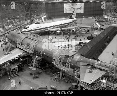 Montagelinie für kommerzielle Boeing 747-Jetliner im Boeing-Werk in Everett, Washington. Oktober 1969 Stockfoto