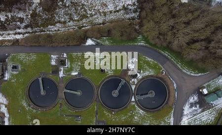 Luftaufnahme von Wasseraufbereitungsarbeiten, die Muster in der Landschaft schaffen. Verschmutztes Abwasser, das behandelt wird. Stockfoto