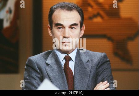 Robert Badinter, der damalige Justizminister, interviewte in der Antenne 2 TV-Nachrichtensendung, um über den Kampf gegen die Todesstrafe zu sprechen. September 1981 Stockfoto