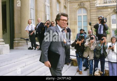 Pierre Joxe, damals Industrieminister in der Regierung Rocard, verlässt eine Ministerratssitzung. Elysée-Palast, Paris, September 1988 Stockfoto