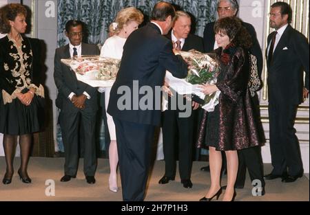 Jacques Chirac, der damalige Bürgermeister von Paris, bei einer Zeremonie zu Ehren von Liza Minnelli (rechts), Frank Sinatra und Sammy Davis Jr. 26. April 1989 Stockfoto
