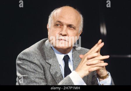 Alain Savary über die Fernsehsendung „Droit de réponse“, die von Michel Polac vorgestellt und auf TF1 ausgestrahlt wurde und sich der Datei „Les enfants de Pétain“ widmete. 11. Januar 1986 Stockfoto