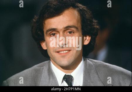 Michel Platini am Set der Fernsehsendung 'Qu'avez-vous fait de vos vingt ans?', am 21. März 1990. Stockfoto