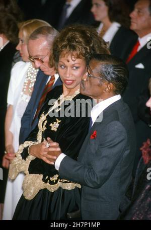 Gala an der Opéra Garnier in Paris. Gäste, die im Palais Garnier ankommen: Der amerikanische Künstler Sammy Davis Jr. und seine Frau Altovise. 26th. April 1989 Stockfoto