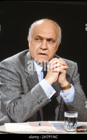 Alain Savary über die Fernsehsendung „Droit de réponse“, die von Michel Polac vorgestellt und auf TF1 ausgestrahlt wurde und sich der Datei „Les enfants de Pétain“ widmete. 11. Januar 1986 Stockfoto