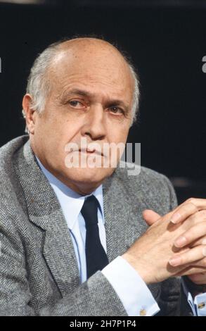 Alain Savary über die Fernsehsendung „Droit de réponse“, die von Michel Polac vorgestellt und auf TF1 ausgestrahlt wurde und sich der Datei „Les enfants de Pétain“ widmete. 11. Januar 1986 Stockfoto