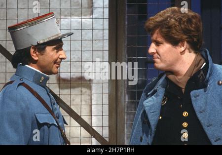 Patrick Sébastien imitiert Jean Gabin dem Film „La Grande Illusion“ in seiner Fernsehsendung „Carnaval“ am TF1. Links der französische Schauspieler und Humorist Gérard Rinaldi. Ca. 1985 Stockfoto