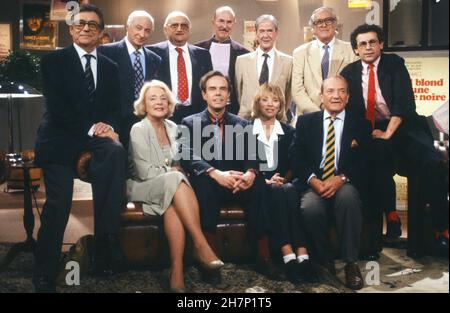 TV-Show 'Carte Blanche à... Bernard Blier', präsentiert von Frédéric Mitterrand. Oben, von links nach rechts: François Périer, Gérard Oury, Henri Verneuil, Jean-Pierre Marielle, Alain Poiré, Georges Lautner, Francis Perrin. Vorne, von links nach rechts: Micheline Presle, F. Mitterrand, Mireille Darc, Jean Carmet. Stockfoto