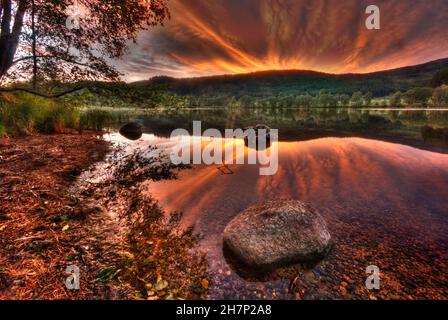 SONNENUNTERGANG AM LOCH TROOL IN DUMFRIES UND GALLOWAY, SCHOTTLAND Stockfoto