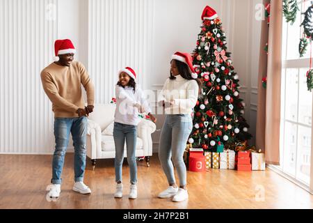 Portrait von glücklichen schwarzen Familientanz, die Weihnachten feiern Stockfoto