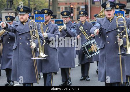 Westminster, London, Großbritannien. 24th. November 2021. Mehrere Straßen von Westminster sind als Militärparade mit bandenmarsch am Parliament Square und in das Gelände des Palace of Westminster gesperrt. Die Parade umfasst und ehrt diejenigen, die die letzten britischen Truppen waren, die Afghanistan in der letzten Phase der „Operation Pitting“ verlassen haben, die Bemühungen, britische Staatsbürger und qualifizierte Afghanen aus dem Land zu evakuieren. Es folgt eine Zeremonie in den Gärten des Unterhauses. Kredit: Imageplotter/Alamy Live Nachrichten Stockfoto