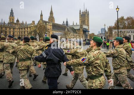 Westminster, London, Großbritannien. 24th. November 2021. Mehrere Straßen von Westminster sind als Militärparade mit bandenmarsch am Parliament Square und in das Gelände des Palace of Westminster gesperrt. Die Parade umfasst und ehrt diejenigen, die die letzten britischen Truppen waren, die Afghanistan in der letzten Phase der „Operation Pitting“ verlassen haben, die Bemühungen, britische Staatsbürger und qualifizierte Afghanen aus dem Land zu evakuieren. Es folgt eine Zeremonie in den Gärten des Unterhauses. Kredit: Imageplotter/Alamy Live Nachrichten Stockfoto