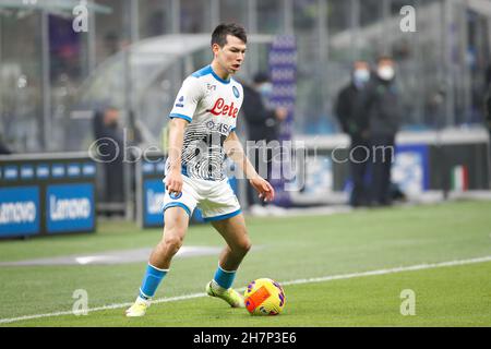 21. November 2021, Mailand, Italien: Italien, Mailand, 21 2021. november: Hirving Lozano (napoliischer Stürmer) dribbelt in der zweiten Halbzeit beim Fußballspiel FC INTER gegen NAPOLI, Serie A 2021-2022 day13, San Siro Stadion (Bildnachweis: © Fabrizio Andrea Bertani/Pacific Press via ZUMA Press Wire) Stockfoto