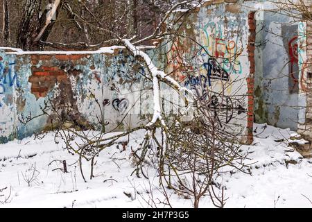 Echt zerstörte verlassene Ziegelgebäude bei bewölktem Schnee dramatische Atmosphäre Stockfoto