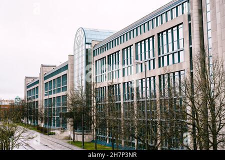 Modernes Bürogebäude mit vielen Fenstern Stockfoto