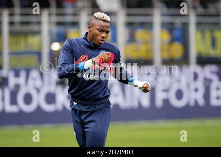 Mailand, Italien. 21st. November 2021. Italien, Mailand, 21 2021. november: Victor Osimhen (napoliischer Stürmer) trainiert beim Aufwärmen über das Fußballspiel FC INTER vs NAPOLI, Serie A 2021-2022 day13, San Siro Stadion (Bildnachweis: © Fabrizio Andrea Bertani/Pacific Press via ZUMA Press Wire) Stockfoto