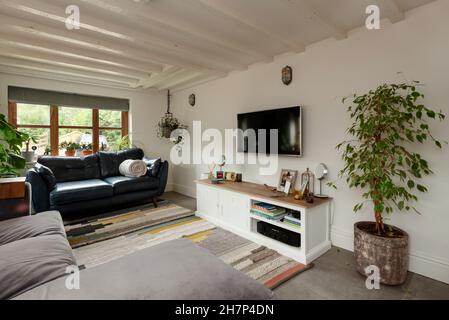 Great Wratting, Suffolk - August 21 2019: Wohnzimmer in traditionellen britischen Cottage mit niedriger Decke und weiß gestrichenen Balken mit modernen lo Stockfoto