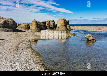 Kalksteinausschnitte auf der Insel Nue, einer Insel des Mingan-Archipels in der Region Cote Nord von Quebec, Stockfoto