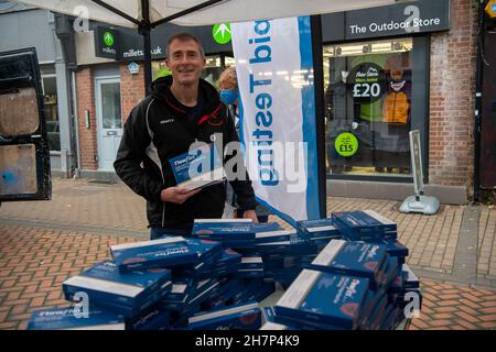 Chesham, Buckinghamshire, Großbritannien. 24th. November 2021. Ein Einkäufer holt sich kostenlose Covid-19-Testkits. Am heutigen Markttag wurden vom Buckinghamshire Council kostenlose Covid-19-Lateral-Flow-Tests an Käufer in Chesham vergeben. Die Regierung fordert die Käufer auf, vor dem Weihnachtseinkauf einen lateralen Covid-19-Flow-Test durchzuführen, um zu versuchen, die steigende Zahl positiver Covid-19-Fälle zu senken. Quelle: Maureen McLean/Alamy Live News Stockfoto