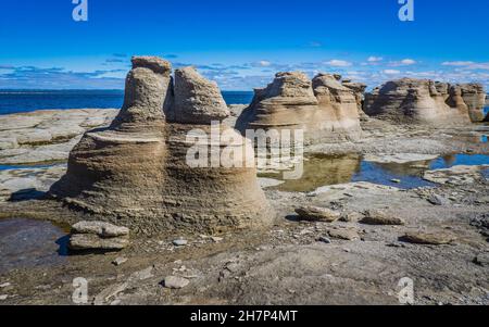 Kalksteinausschnitte auf der Insel Nue, einer Insel des Mingan-Archipels in der Region Cote Nord von Quebec, Stockfoto