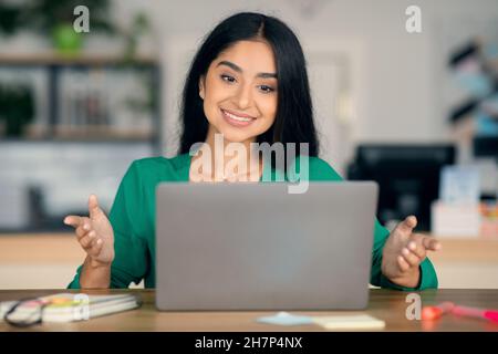 Glückliche indische Frau, die mit Kollegen Video-Chat hat Stockfoto