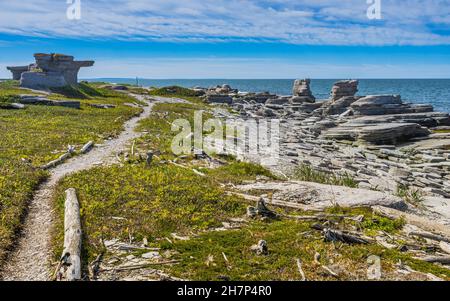 Kalksteinausschnitte auf der Insel Nue, einer Insel des Mingan-Archipels in der Region Cote Nord von Quebec, Stockfoto