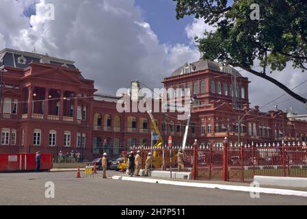 PORT OF S, TRINIDAD UND TOBAGO - 21. Januar 2020: Die Arbeiter beenden die Reparaturen am Red House, bevor es wieder eröffnet wird Stockfoto