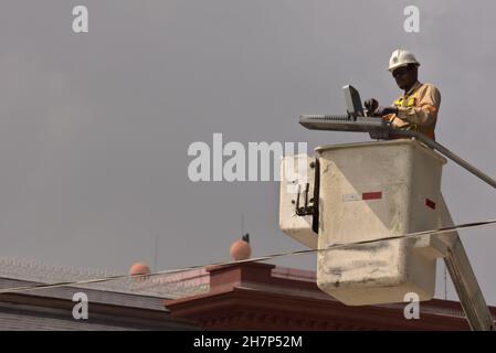 PORT OF S, TRINIDAD UND TOBAGO - 21. Januar 2020: Die Arbeiter beenden die Reparaturen am Red House, bevor es wieder eröffnet wird Stockfoto