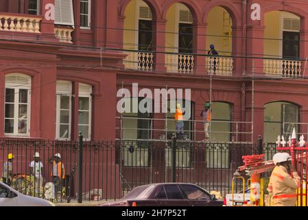 PORT OF S, TRINIDAD UND TOBAGO - 21. Januar 2020: Die Arbeiter beenden die Reparaturen am Red House, bevor es wieder eröffnet wird Stockfoto