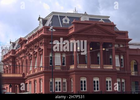 PORT OF S, TRINIDAD UND TOBAGO - 21. Januar 2020: Die Arbeiter beenden die Reparaturen am Red House, bevor es wieder eröffnet wird Stockfoto