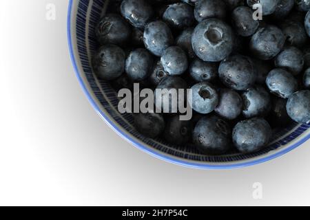 Draufsicht auf frische Heidelbeere in der Schüssel auf weißem Hintergrund. Gesundes Lebensmittelkonzept. Stockfoto