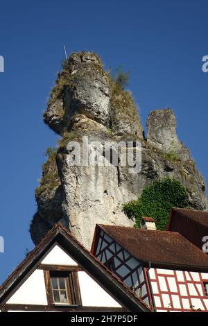 Berühmte Felsen mit Aussichtspunkt Fahnenstein über traditionellen deutschen Fachhäusern, Tüchersfeld, Pottenstein, Oberfranken, Bayern, Deutschland Stockfoto