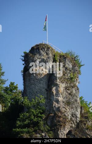 Berühmte Felsen mit Aussichtspunkt Fahnenstein mit Fahnenmast oben, Tüchersfeld, Pottenstein, Oberfranken, Bayern, Deutschland Stockfoto