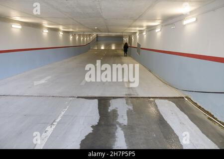 Bild mit geringer Schärfentiefe (selektiver Fokus) mit Eingang und Ausgang einer Tiefgarage. Stockfoto