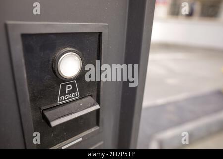 Bild mit geringer Schärfentiefe (selektiver Fokus) mit einem verschmutzten Ticketautomaten vor dem Betreten einer Tiefgarage. Stockfoto