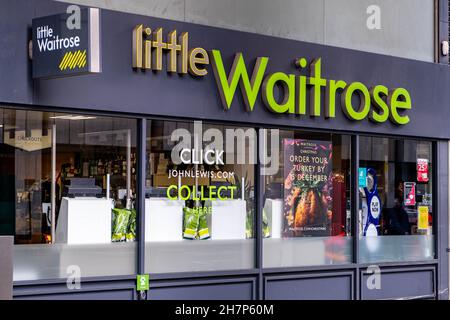 Victoria London England Vereinigtes Königreich, November 21 2021, Little Waitrose Supermarket Victoria Street London Logo und Shop Schild mit Keine Personen Stockfoto