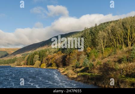 Pentwyn Reservoir im Central Brecon Leuchtfeuer mit einem kalten und starken Wind, der das Wasser aufbläst Stockfoto