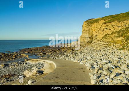 Der Strand an der Dunraven Bay ist an einem sonnigen Herbstmorgen als Southerndown Beach an der Glamorgan Heritage Coast South Wales bekannt Stockfoto