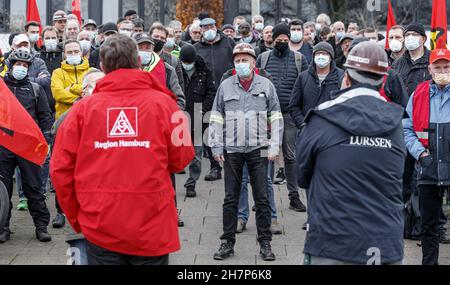 Hamburg, Deutschland. 24th. November 2021. Arbeiter protestieren bei einer von der IG-Metall organisierten Kundgebung vor der Werft Blohm Voss gegen geplante Stellenabbau. Quelle: Markus Scholz/dpa/Alamy Live News Stockfoto