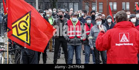 Hamburg, Deutschland. 24th. November 2021. Arbeiter protestieren bei einer von der IG-Metall organisierten Kundgebung vor der Werft Blohm Voss gegen geplante Stellenabbau. Quelle: Markus Scholz/dpa/Alamy Live News Stockfoto