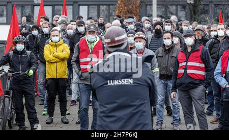 Hamburg, Deutschland. 24th. November 2021. Arbeiter protestieren bei einer von der IG-Metall organisierten Kundgebung vor der Werft Blohm Voss gegen geplante Stellenabbau. Quelle: Markus Scholz/dpa/Alamy Live News Stockfoto