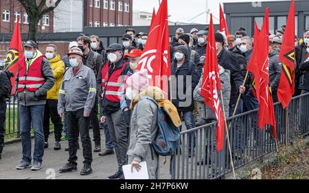 Hamburg, Deutschland. 24th. November 2021. Arbeiter protestieren bei einer von der IG-Metall organisierten Kundgebung vor der Werft Blohm Voss gegen geplante Stellenabbau. Quelle: Markus Scholz/dpa/Alamy Live News Stockfoto