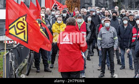 Hamburg, Deutschland. 24th. November 2021. Arbeiter protestieren bei einer von der IG-Metall organisierten Kundgebung vor der Werft Blohm Voss gegen geplante Stellenabbau. Quelle: Markus Scholz/dpa/Alamy Live News Stockfoto