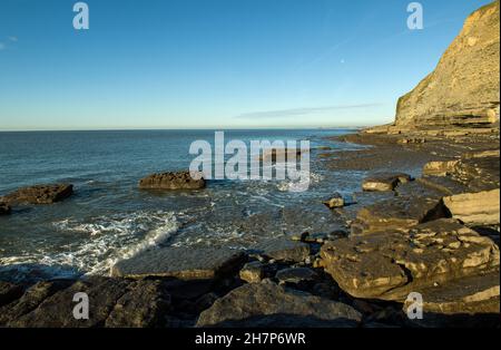 Der Strand an der Dunraven Bay ist an einem sonnigen Herbstmorgen als Southerndown Beach an der Glamorgan Heritage Coast South Wales bekannt Stockfoto