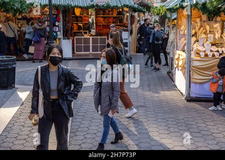 Nach der einjährigen Pause im Bereich der Pandemie stöbern die Käufer am Eröffnungstag, Donnerstag, den 18. November 2021, auf dem Union Square Holiday Market in New York. (© Richard B. Levine) Stockfoto