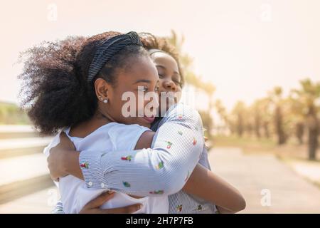 Zwei enge Freunde umarmen sich im Park Stockfoto