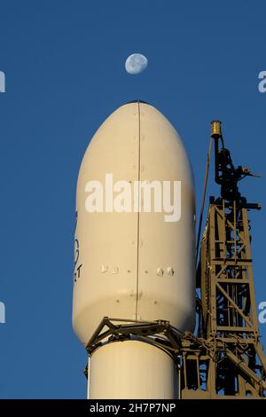 Vandenberg, Vereinigte Staaten Von Amerika. 23rd. November 2021. Vandenberg, Vereinigte Staaten von Amerika. 23. November 2021. Eine Weltraumrakete SpaceX Falcon 9, die die planetarische Verteidigungsmission der NASA, den Double-Steroid-Redirection-Test, trägt, bereitet sich auf den Start vom Space Launch Complex-4 auf der Vandenberg Space Force Base vor, 23. November 2021 in Vandenberg, Kalifornien. Die DART-Raumsonde wurde entwickelt, um mit einer Geschwindigkeit von 15.000 Meilen pro Stunde auf einen Planeten abzustürzen, um den Weg zu ändern, um einen Einschlag auf die Erde zu verhindern. Quelle: Bill Ingalls/NASA/Alamy Live News Stockfoto